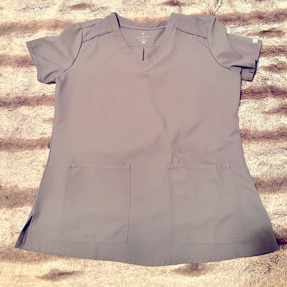 Med Couture Insight 3 pocket scrub top